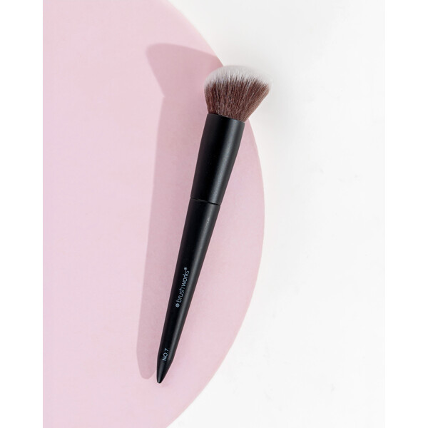 Brushworks No. 7 Angled Blush Brush (Bild 5 av 9)