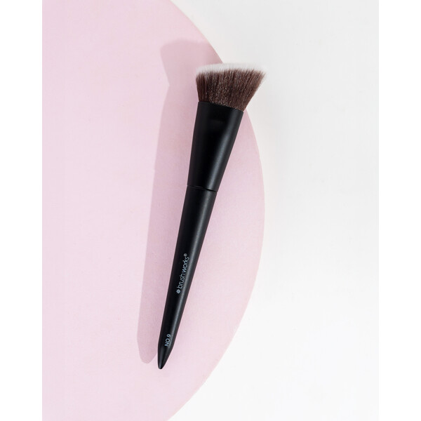 Brushworks No. 9 Angled Flat Foundation Brush (Bild 5 av 11)