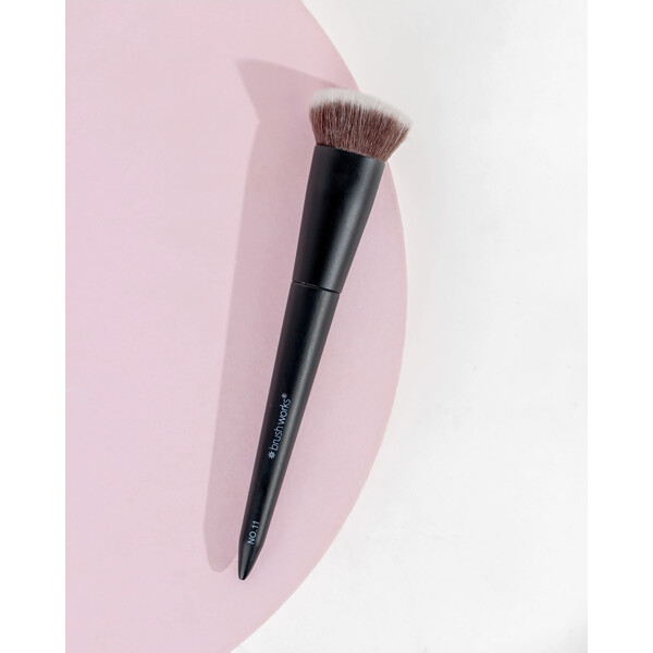 Brushworks No. 11 Flat Top Contour Brush (Bild 5 av 8)