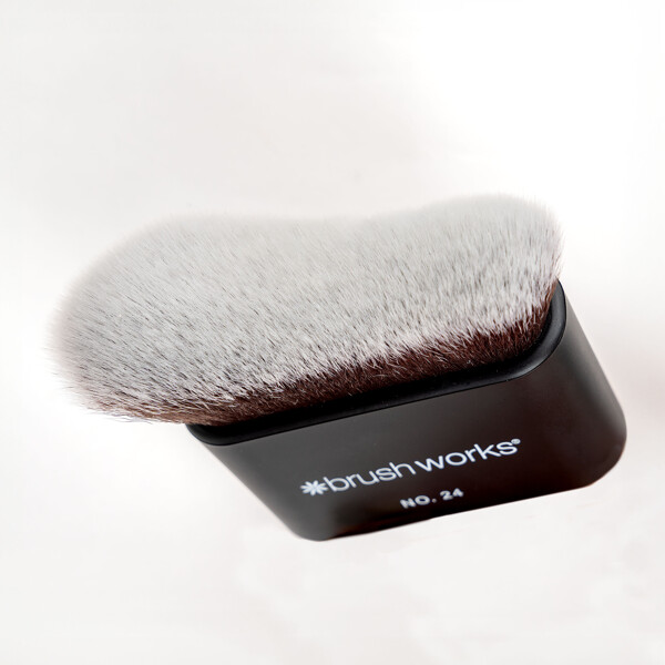 Brushworks No. 24 Blending Face & Body Brush (Bild 4 av 8)