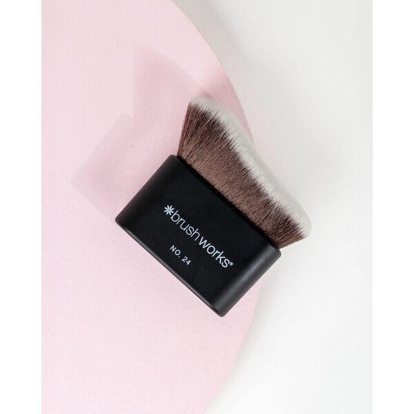 Brushworks No. 24 Blending Face & Body Brush (Bild 5 av 8)