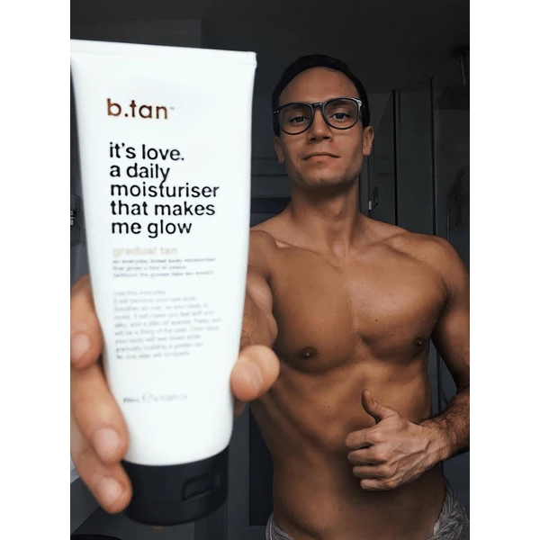 It's Love. A Daily Moisturizer Gradual Tan Lotion (Bild 4 av 5)